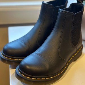 DR. MARTENS WOMEN’S 2976 CHELSEA BOOT, NAPPA LEATHER, BLACK SZ 7 (38) BRAND NEW